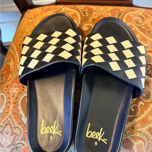 Beek Pelican Leather Slide. Woven.Black -Cream Size 9 EUC memory foam bed - Picture 4 of 15